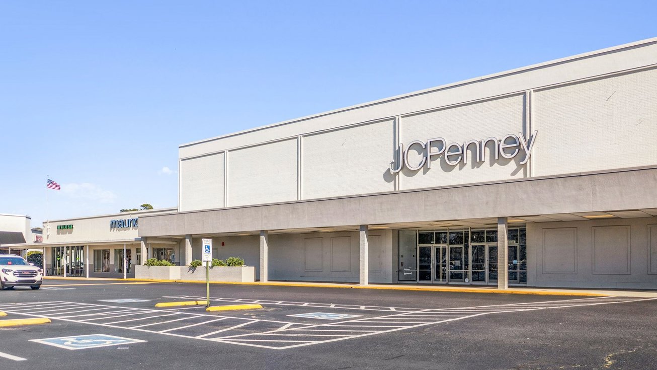 2800 N Elm St Retail