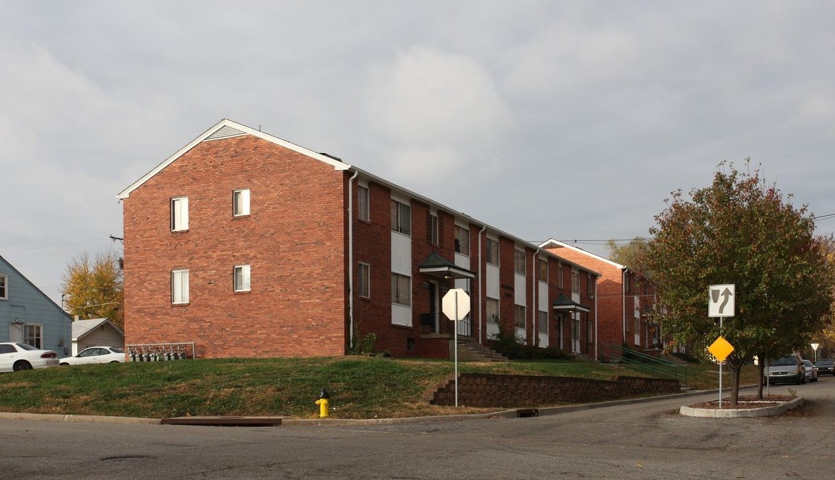 Colonial East/West Apartments - Image 2