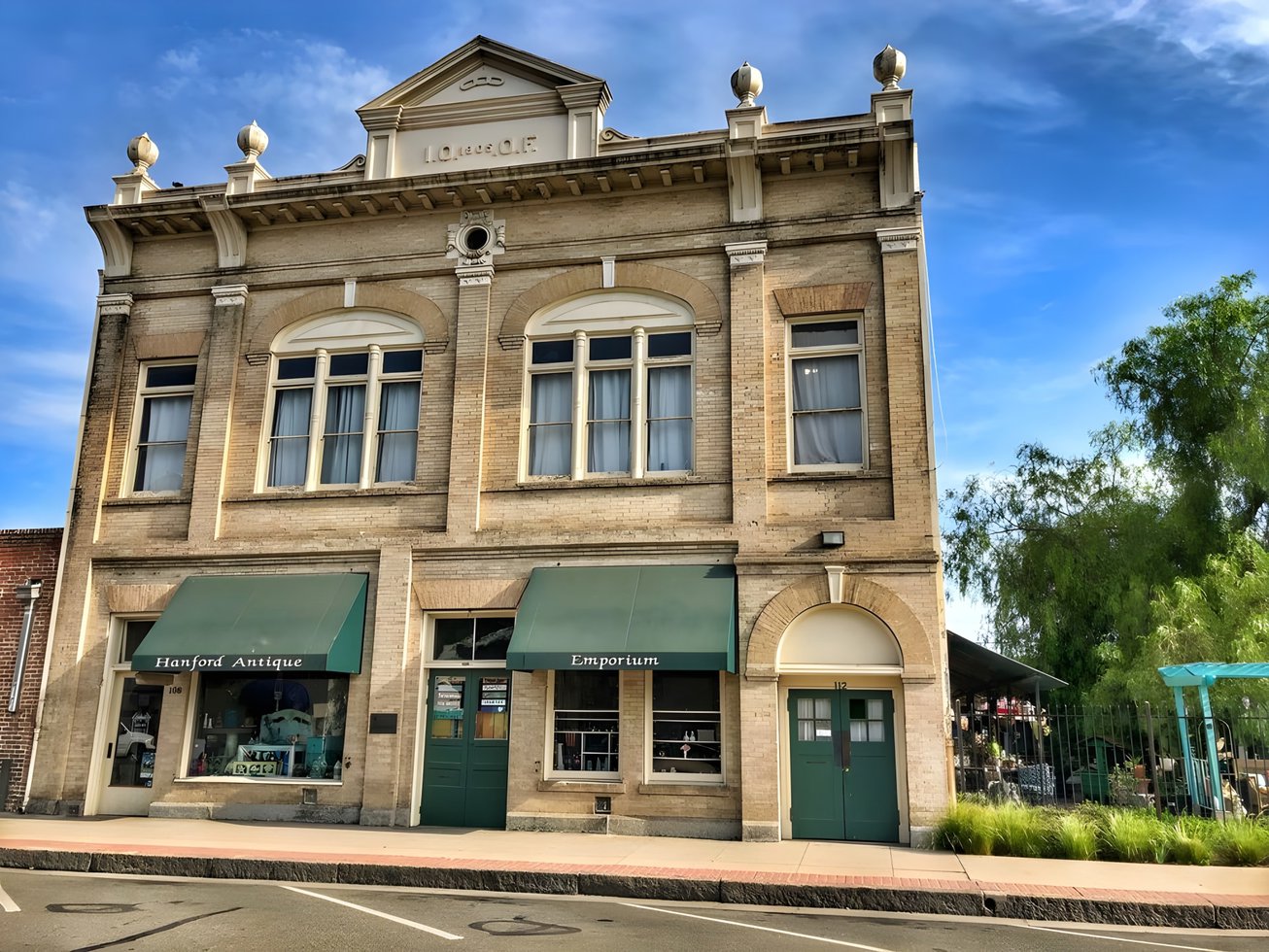 108-112 E Eighth Street Retail