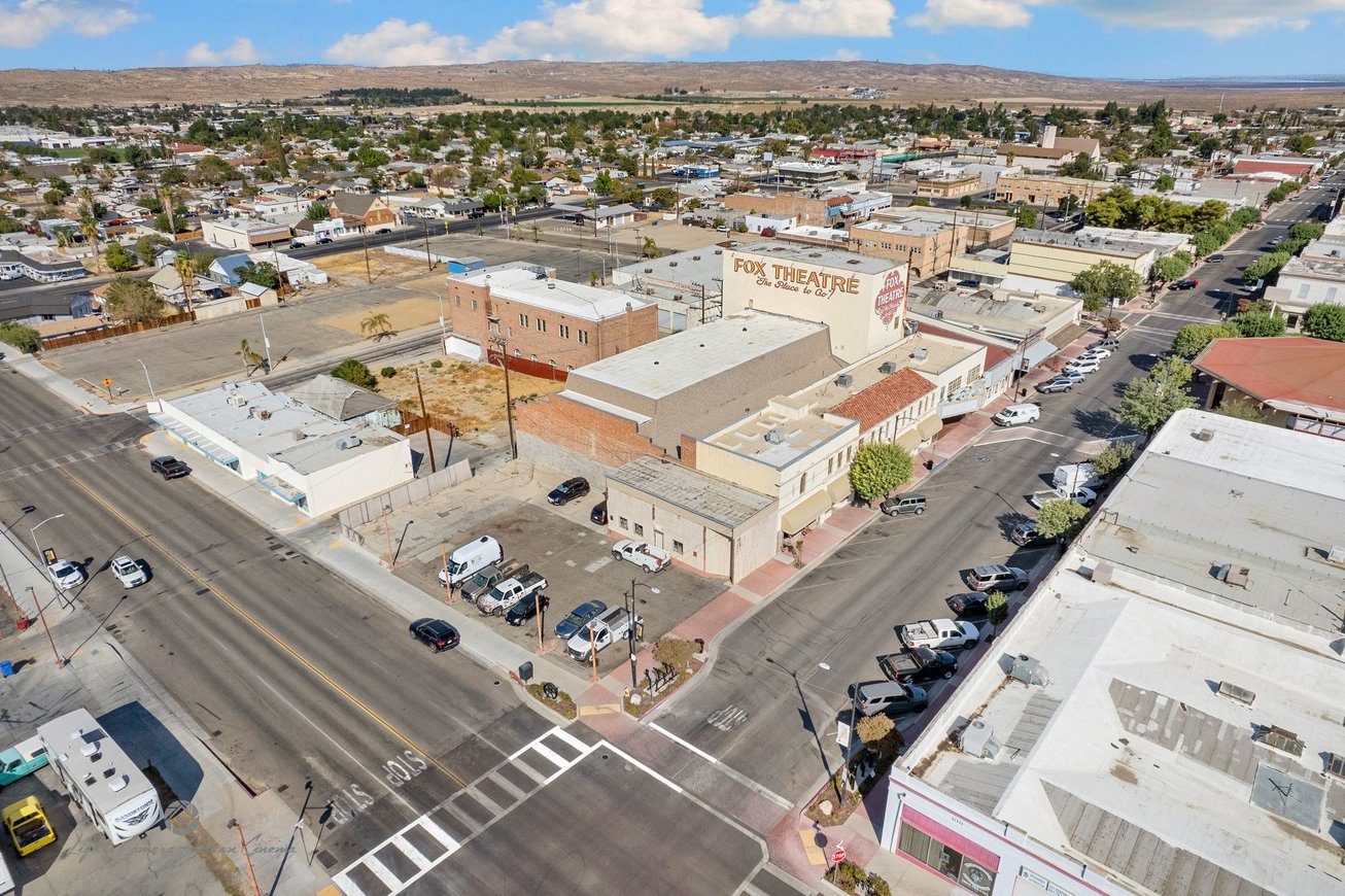 528 Center St Retail