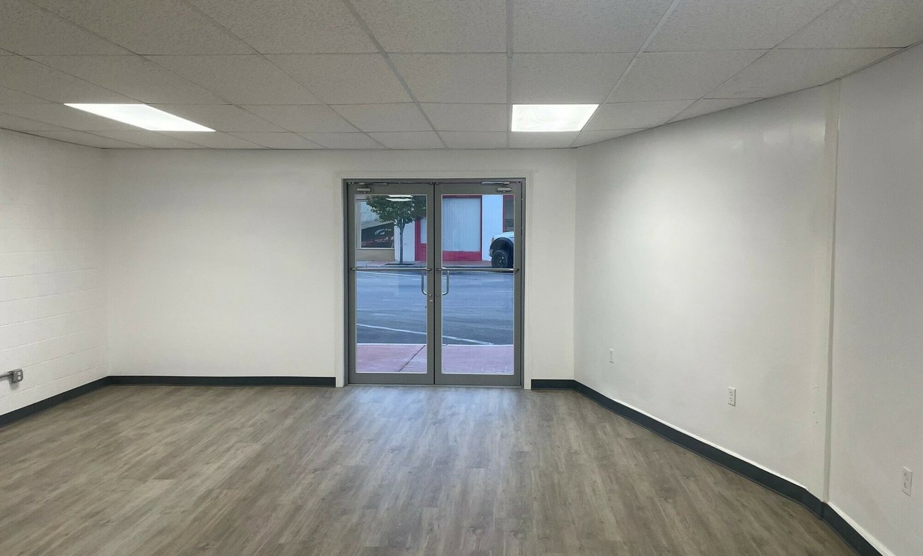 528 Center St Retail